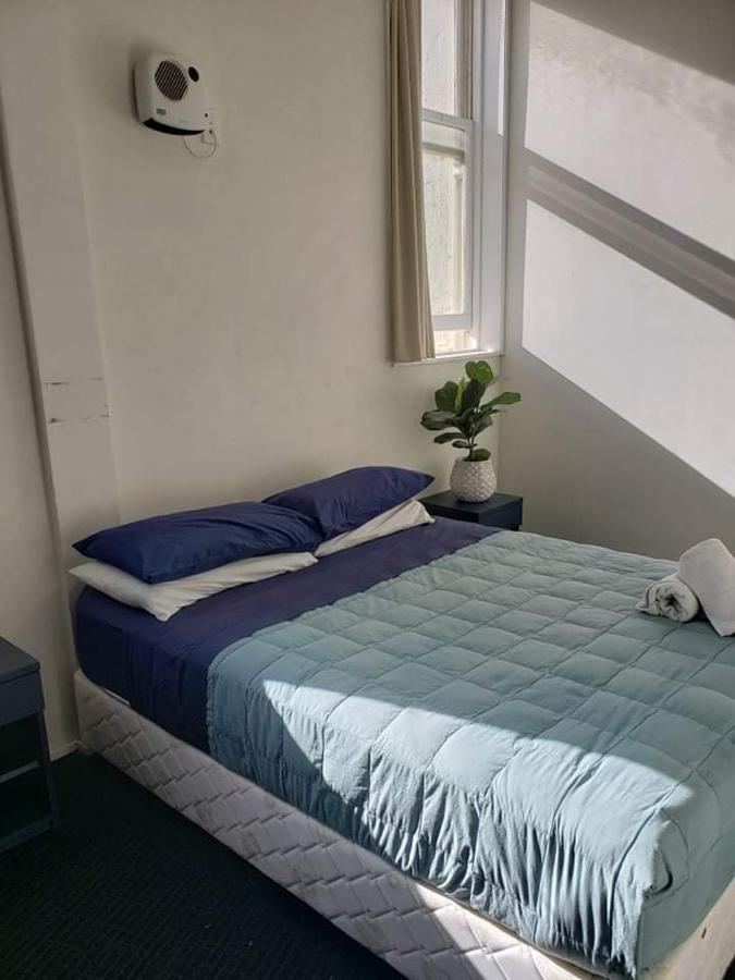 Nomads Capital Backpackers - Wellington Vandrarhem Exteriör bild A bed with a duvet
