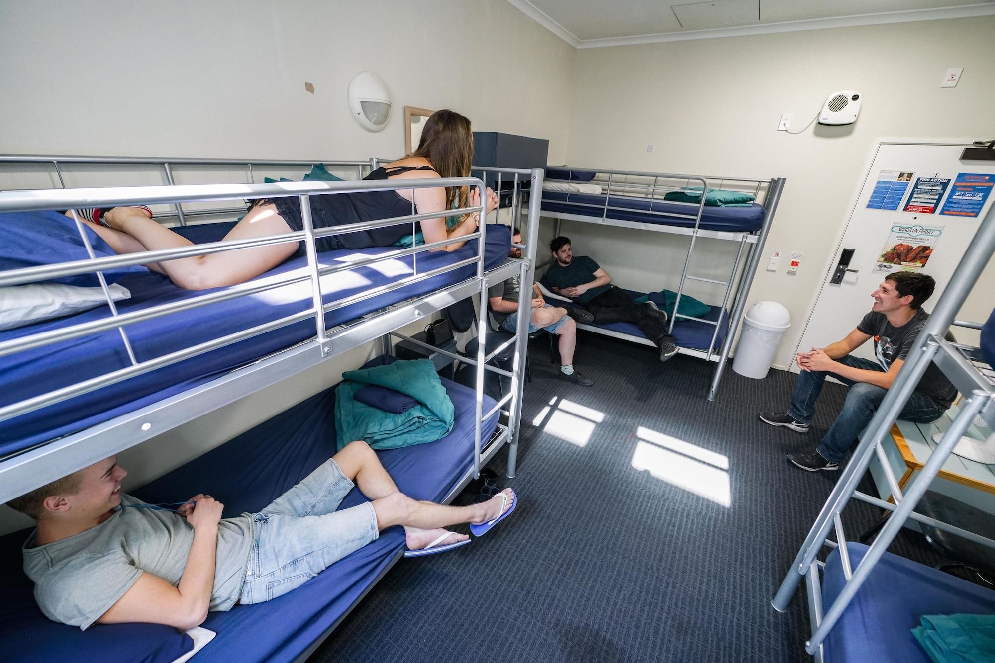 Nomads Capital Backpackers - Wellington Vandrarhem Exteriör bild A room at a backpackers' hostel in Dunedin, New Zealand