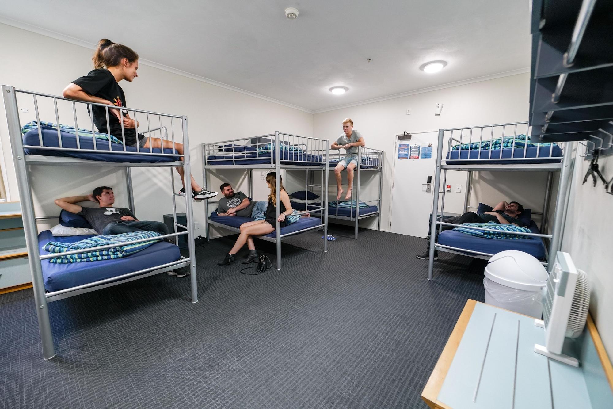 Nomads Capital Backpackers - Wellington Vandrarhem Exteriör bild A typical room at a backpacker hostel in Australia