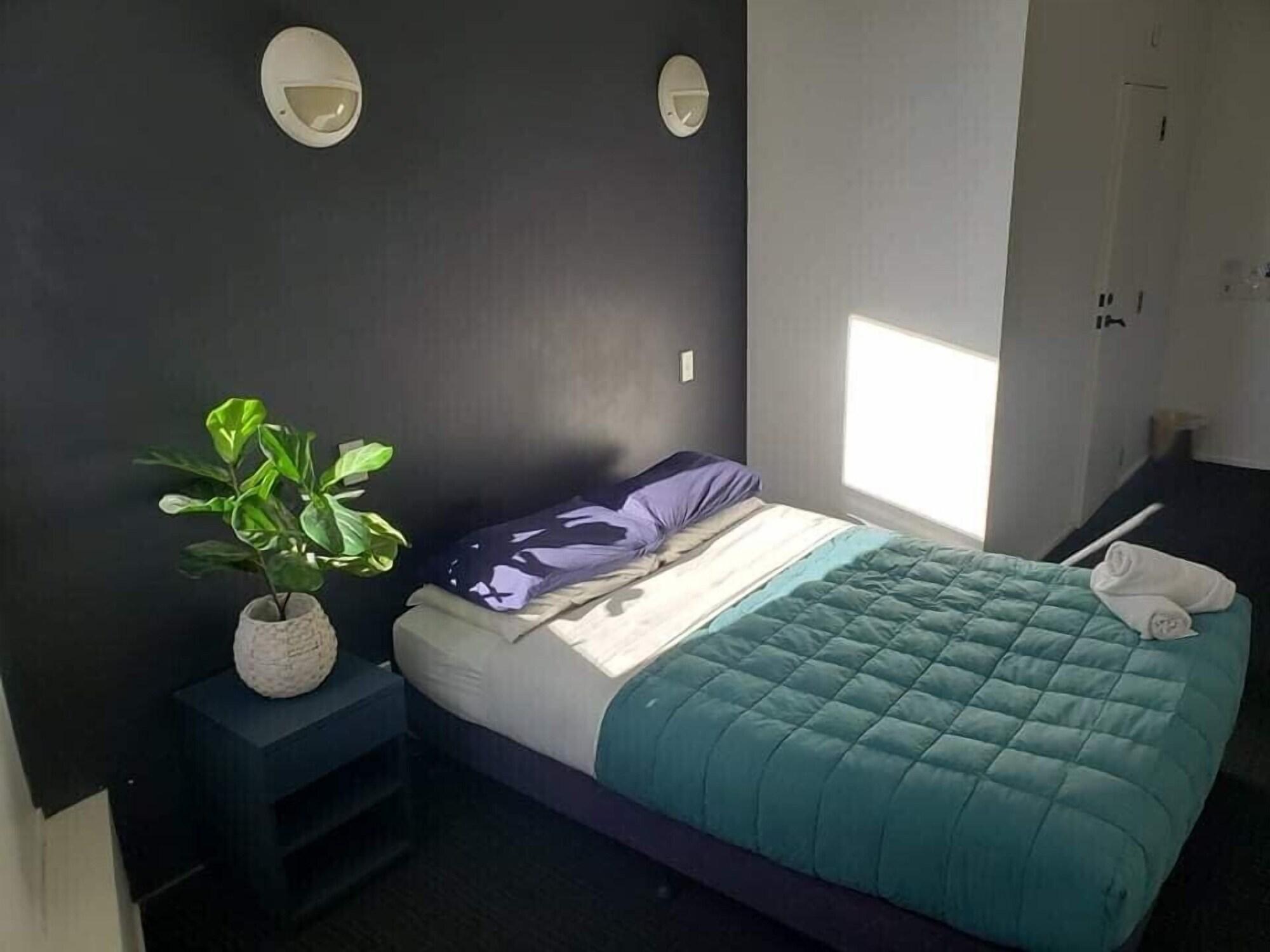 Nomads Capital Backpackers - Wellington Vandrarhem Exteriör bild A room at the hotel