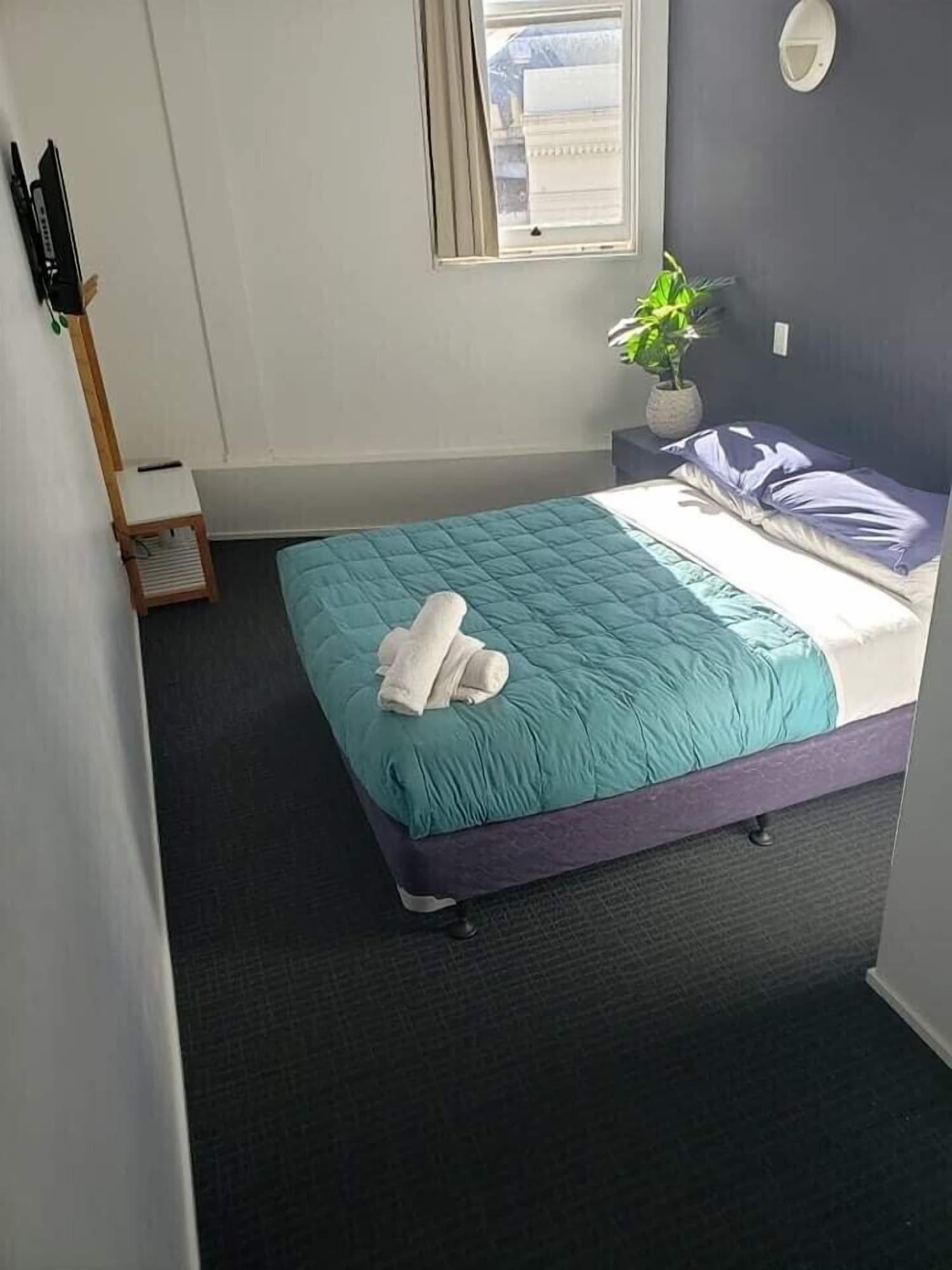 Nomads Capital Backpackers - Wellington Vandrarhem Exteriör bild A bedroom at the hotel