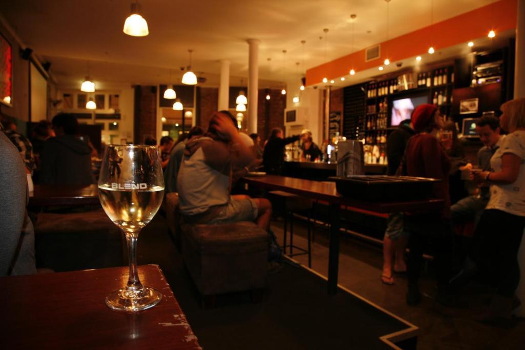 Nomads Capital Backpackers - Wellington Vandrarhem Exteriör bild A wine bar in Paris