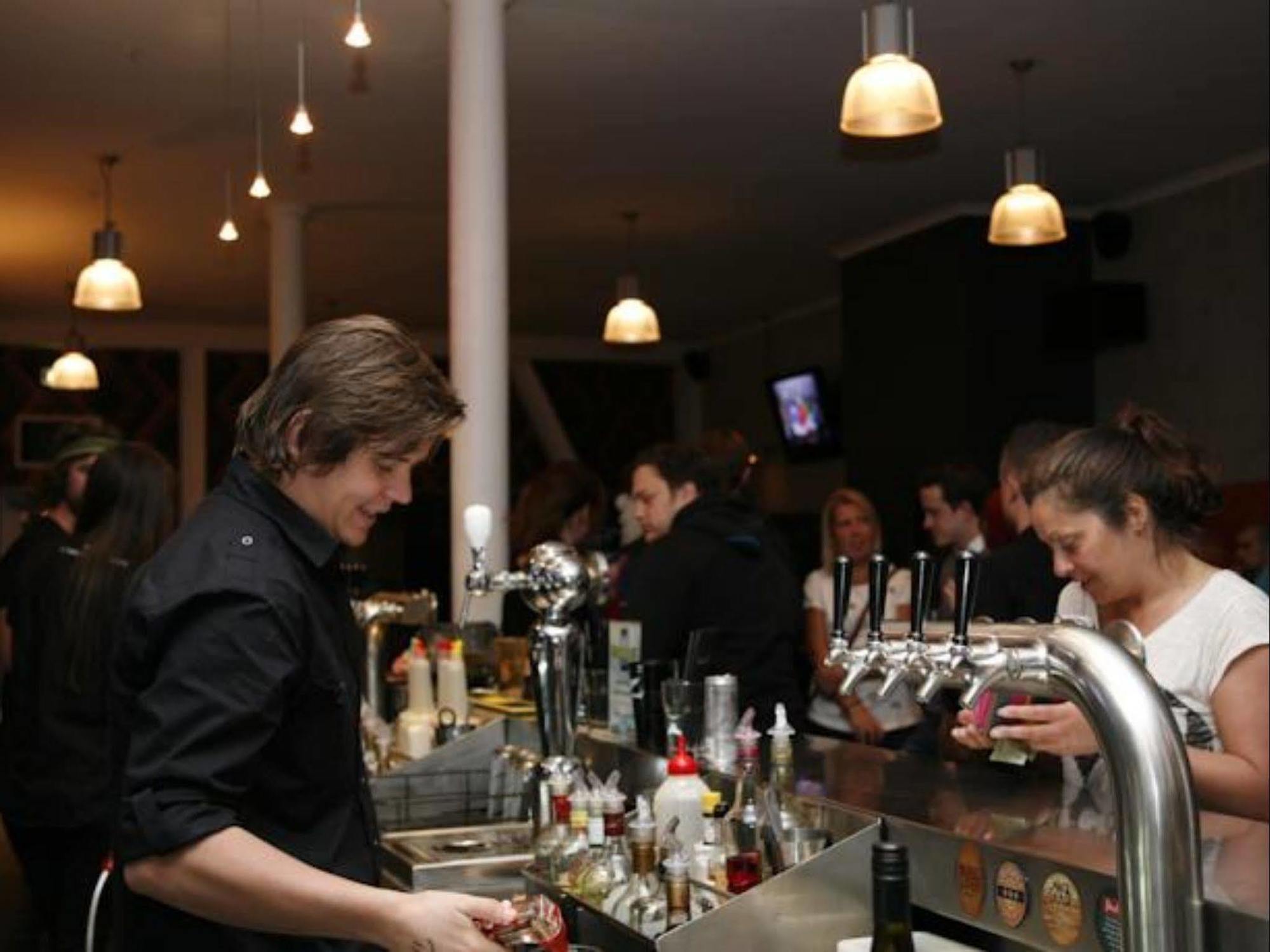 Nomads Capital Backpackers - Wellington Vandrarhem Exteriör bild A bartender at work