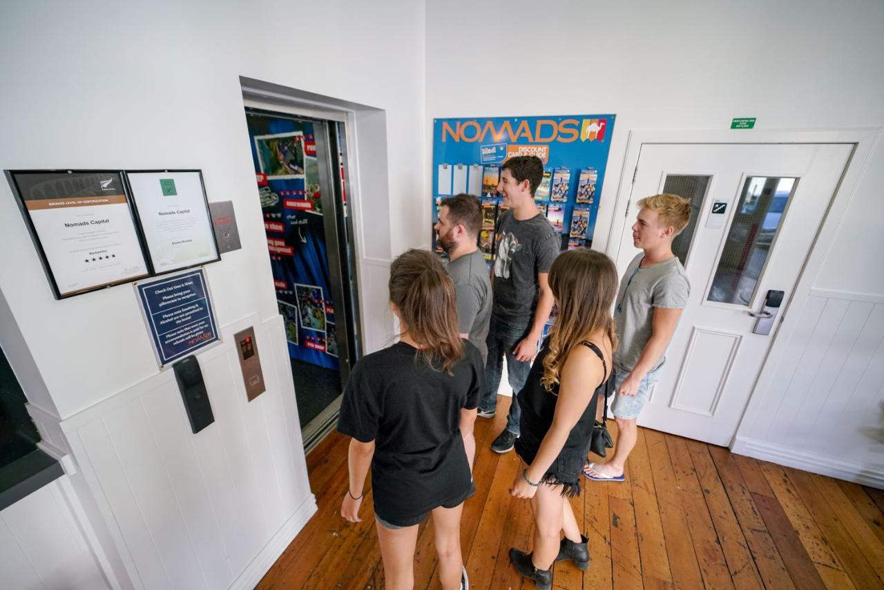 Nomads Capital Backpackers - Wellington Vandrarhem Exteriör bild Students at the hostel